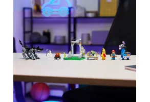 LEGO® Fortnite 77075 - Лагерът на Peely и Sparkplug - 9