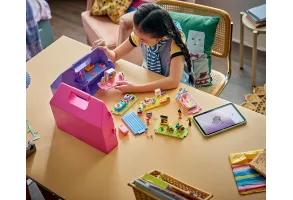 LEGO Friends 42697 - Творчески куфар с къща за кукли - 8