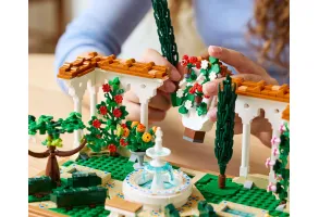LEGO® Icons 10359 - Градина с фонтан - 6