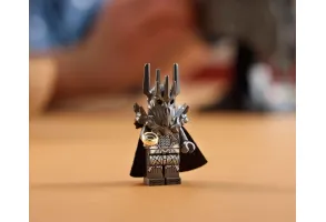LEGO® Icons 11373 - Властелинът на пръстените: Шлемът на Саурон - 11