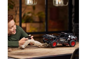 LEGO Technic 42160 - Audi RS Q e-tron - 9